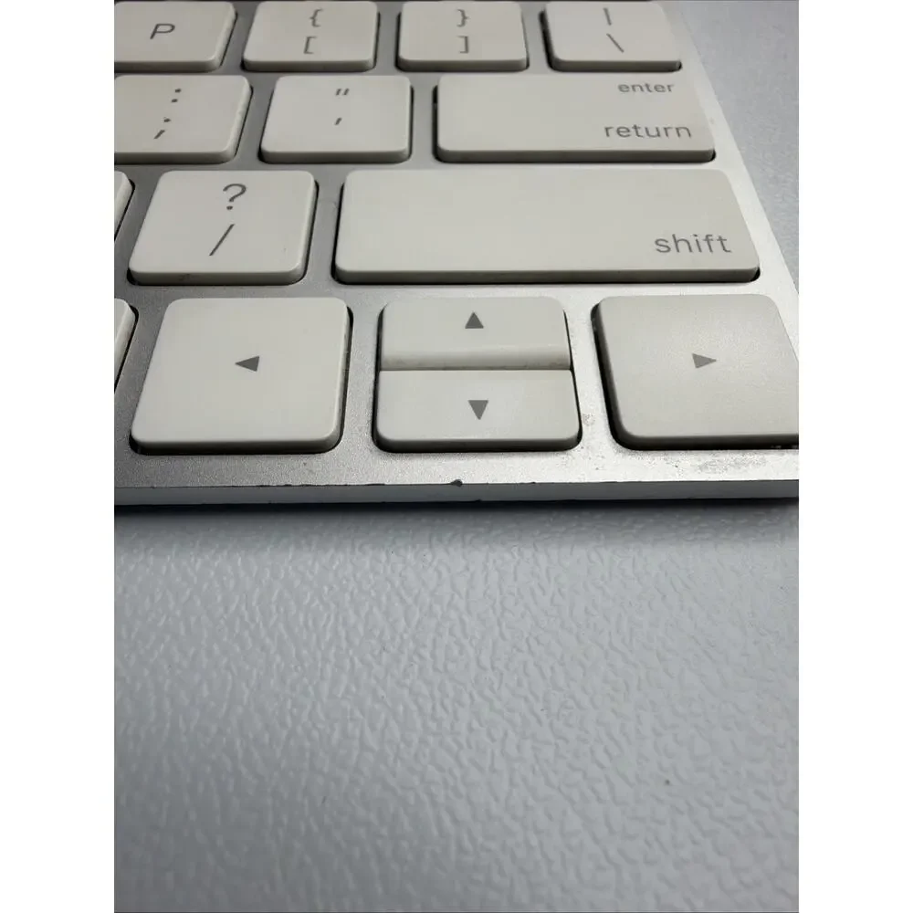 Original Apple Magic Keyboard Model A1644 Lightning  Excellent Condition Working